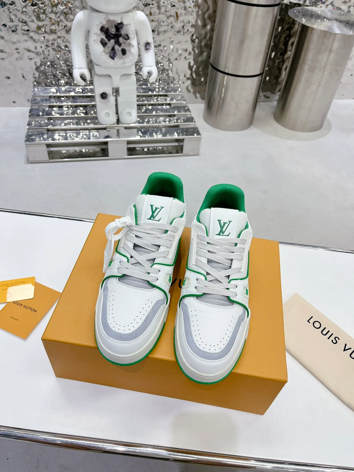 👟👟Ex-factory price 840👟👟 Women's Shoes Factory LV top version 2023 new model Purchasing quality LV~Louis Vuitton Lv TRAINER's best-looking sneakers, Donkey Brand strongly promotes new products, official website limited edition retro basketball sneakers! Both high-cut and low-cut products cost money to purchase an accurate 1:1 replica of the original version. The details are invincible and full of sincerity. The imported and customized original cowhide leather is the same as the original version. The details are 100% restored. The private model customizes the original one-piece T👟👟 ex-factory price U outsole. It is different from other brands. Without the original version, this effect cannot be achieved!    Men's and women's models 35-40 39-45 (45 and 46 are customized and cannot be returned or exchanged)